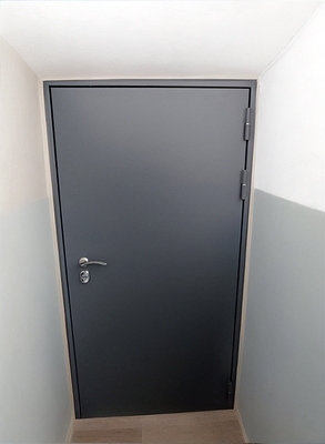 Серая глухая дверь Серая глухая дверь