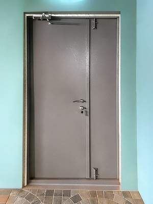 Фото серой полуторной двери Фото серой полуторной двери