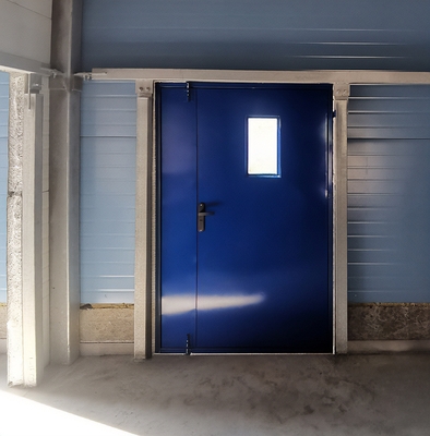 Синяя дверь с окном