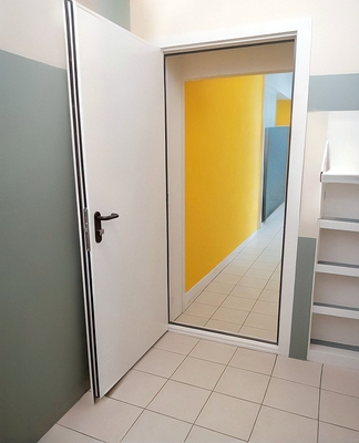 Дверь в магазине Дверь в магазине