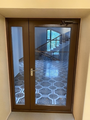 Коричневая дверь EIW Коричневая дверь EIW