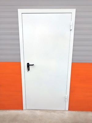 Дверь с белой покраской Дверь с белой покраской